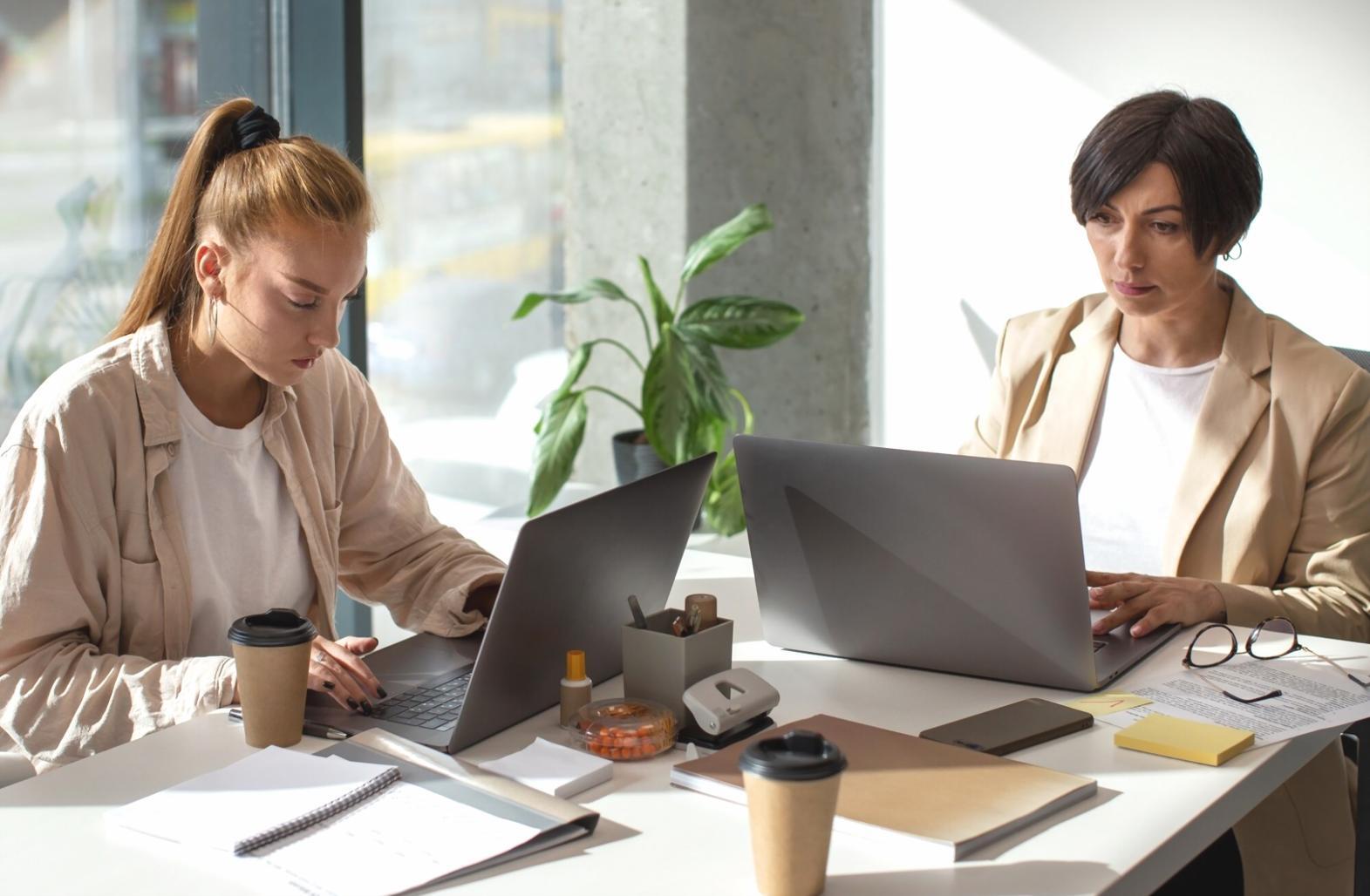 Équipe ephyronvalis travaillant ensemble sur des stratégies budgétaires personnalisées